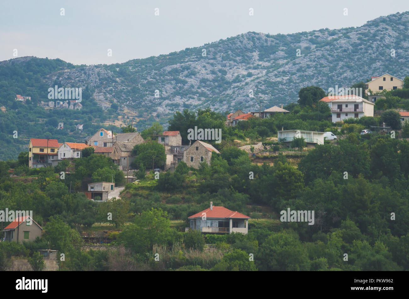 Vieux village construit dans les montagnes en Croatie. Banque D'Images