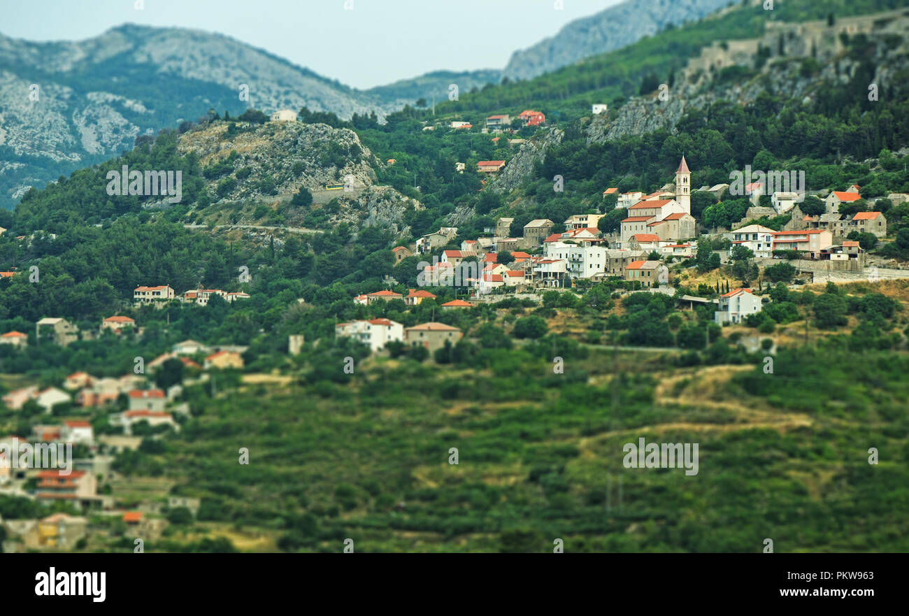 Vieux village près de forteresse de Klis en Croatie. Banque D'Images