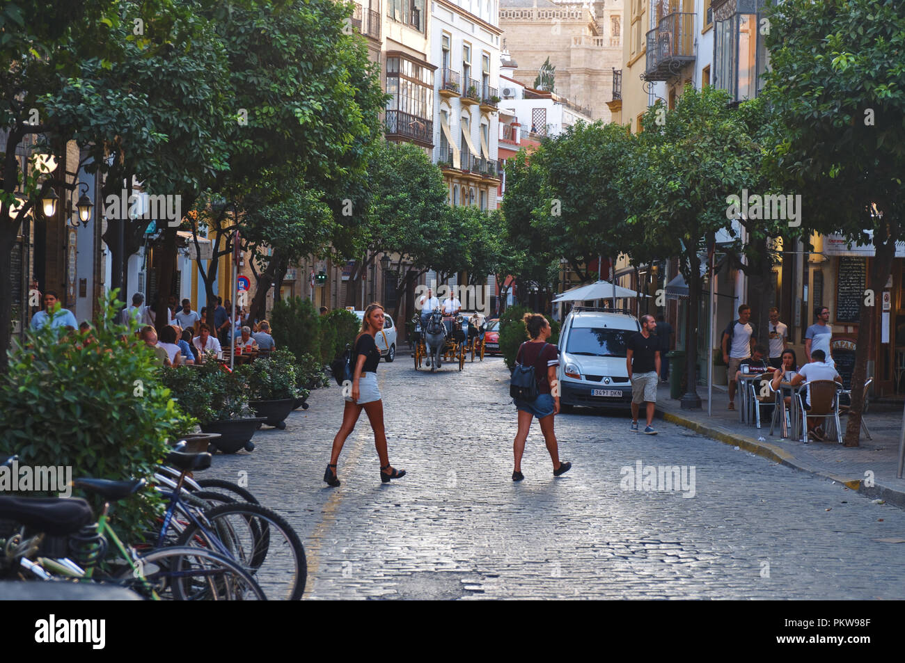 Scène de rue dans la ville de Séville, capitale de l'Andalousie et célèbre destination de voyage en Espagne Banque D'Images