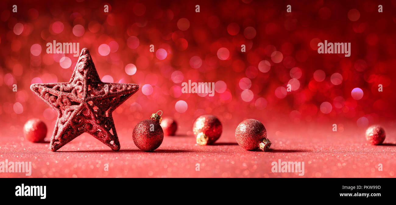 Décoration de Noël rouge - Star et boules à l'effet Bokeh Banque D'Images