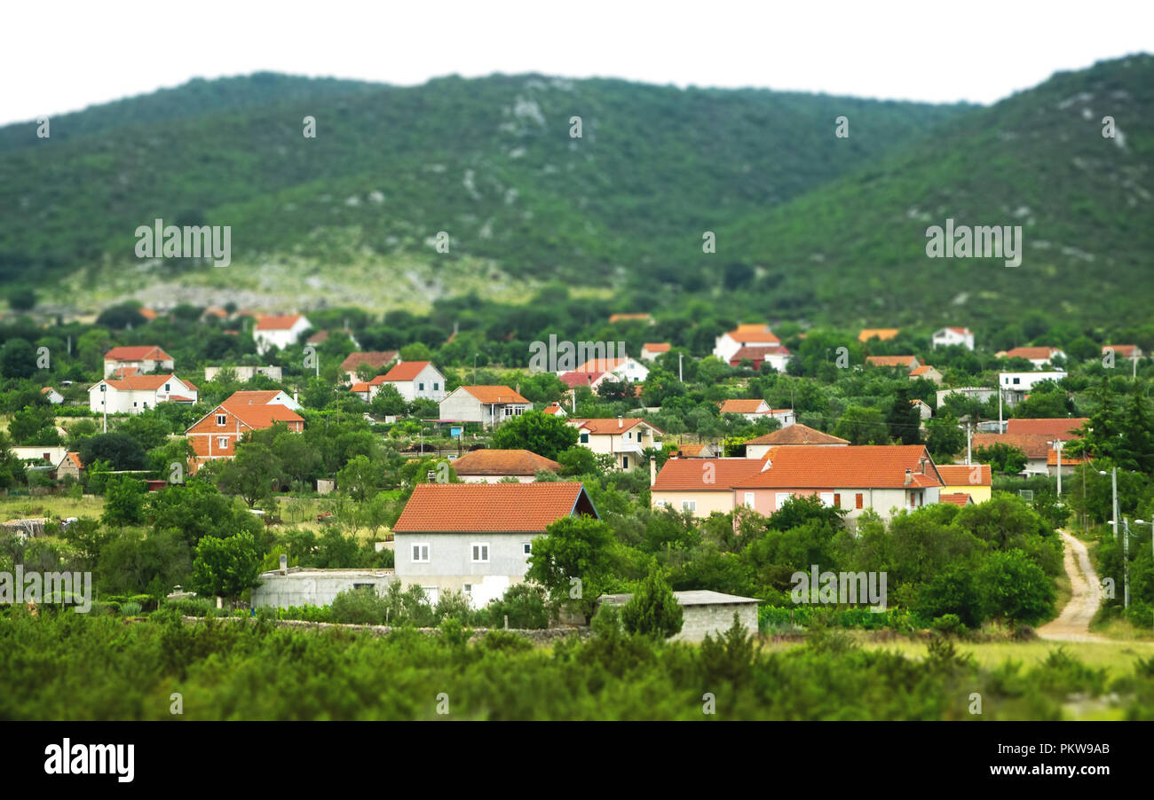 Vieux village construit dans les montagnes en Croatie. Banque D'Images