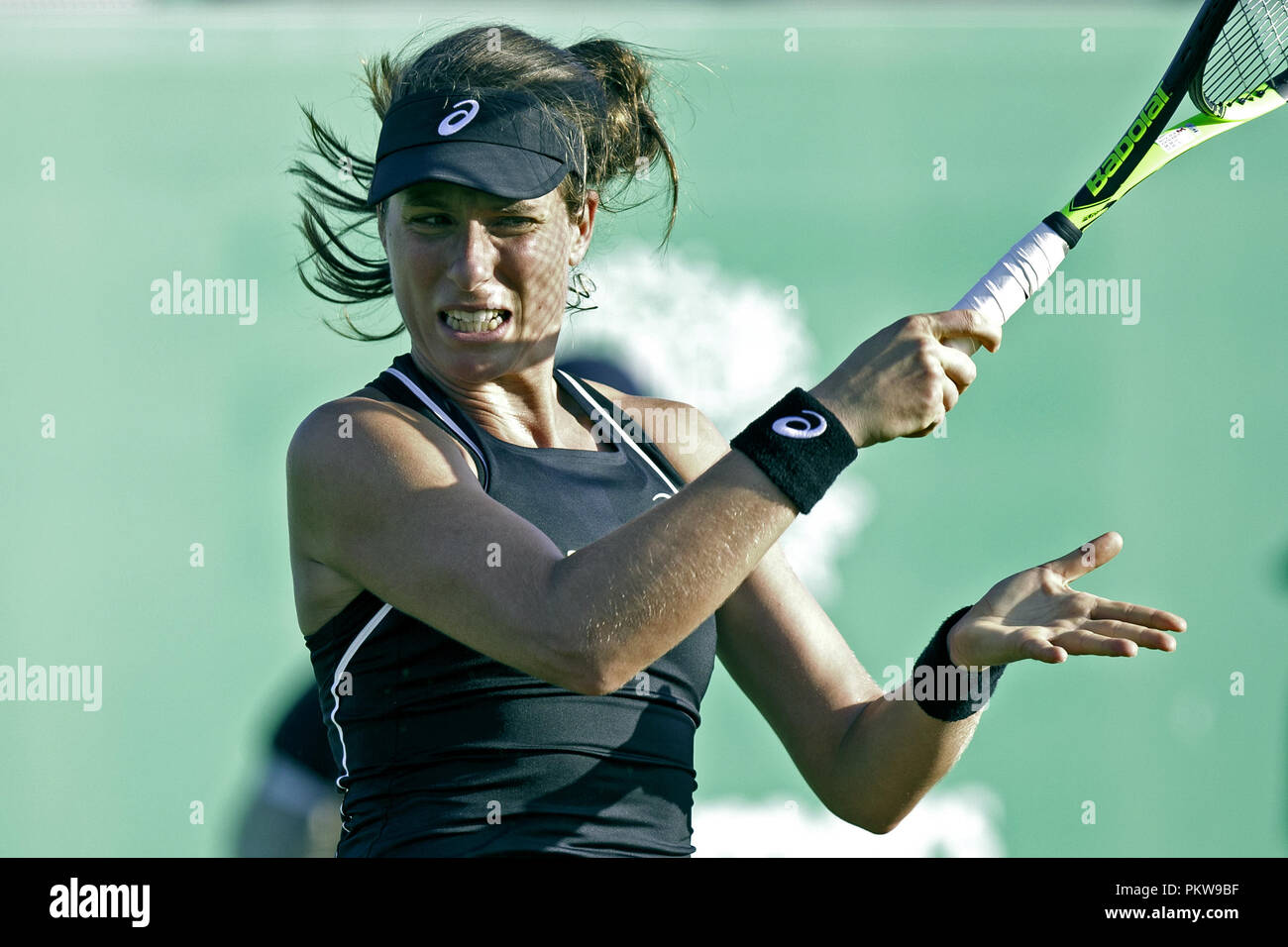 Johanna Konta joue un coup au cours d'un match au tournoi de la cour en 2018. Jo Konta en action, professional women's tennis, close-up. Banque D'Images