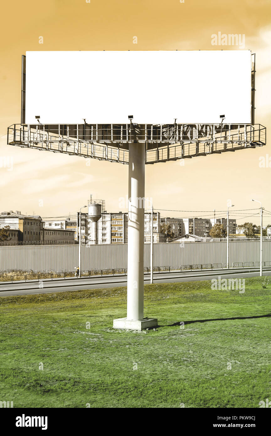 Blank billboard pour la publicité dans la ville. Maquette de la publicité de plein air. Banque D'Images