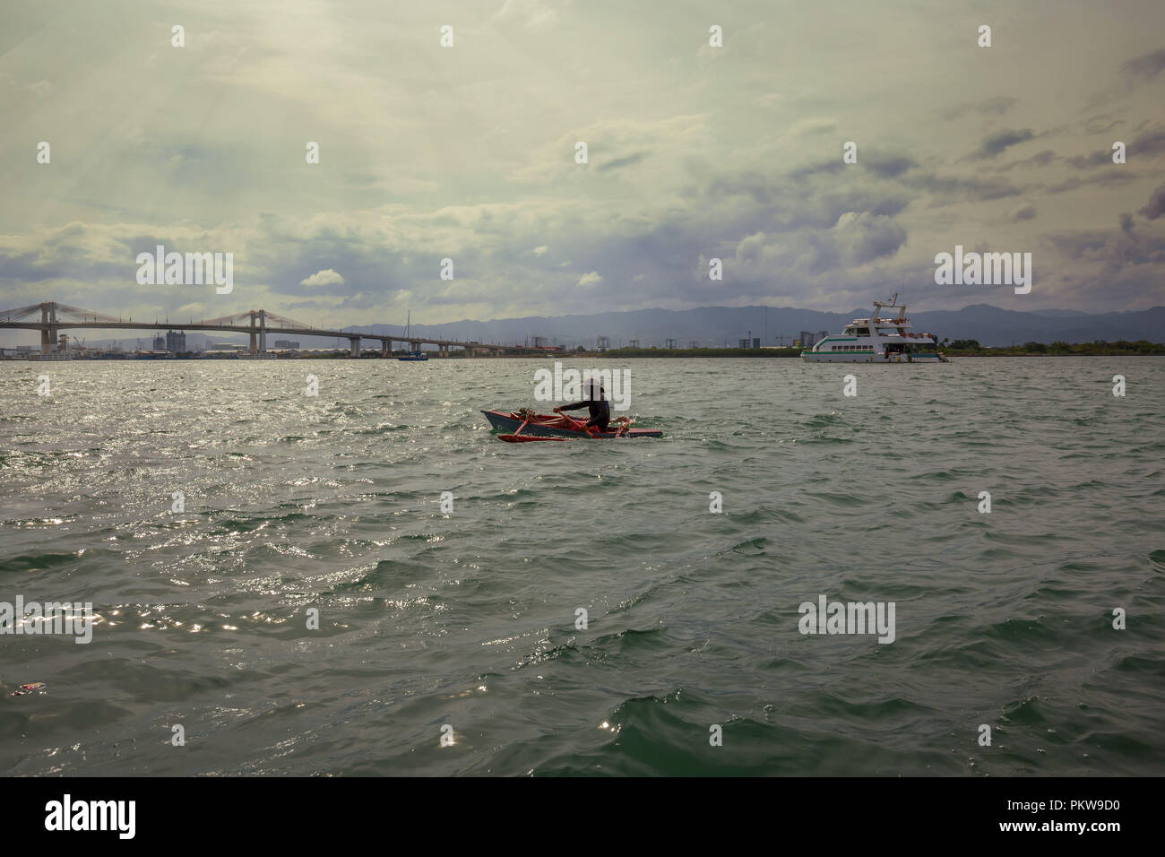 Pêcheur dans peu de Fisher-bateau, location de bateaux, petits et grands, luxueux et simple, riches et pauvres, Banque D'Images