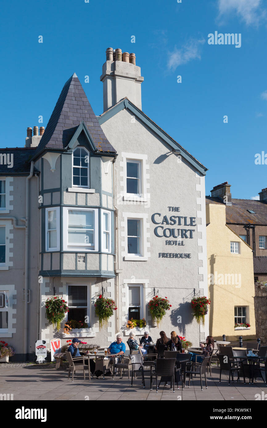 Castle Court Hôtel et pub, avec des gens assis à l'extérieur, Beaumaris, Anglesey, Pays de Galles UK Banque D'Images