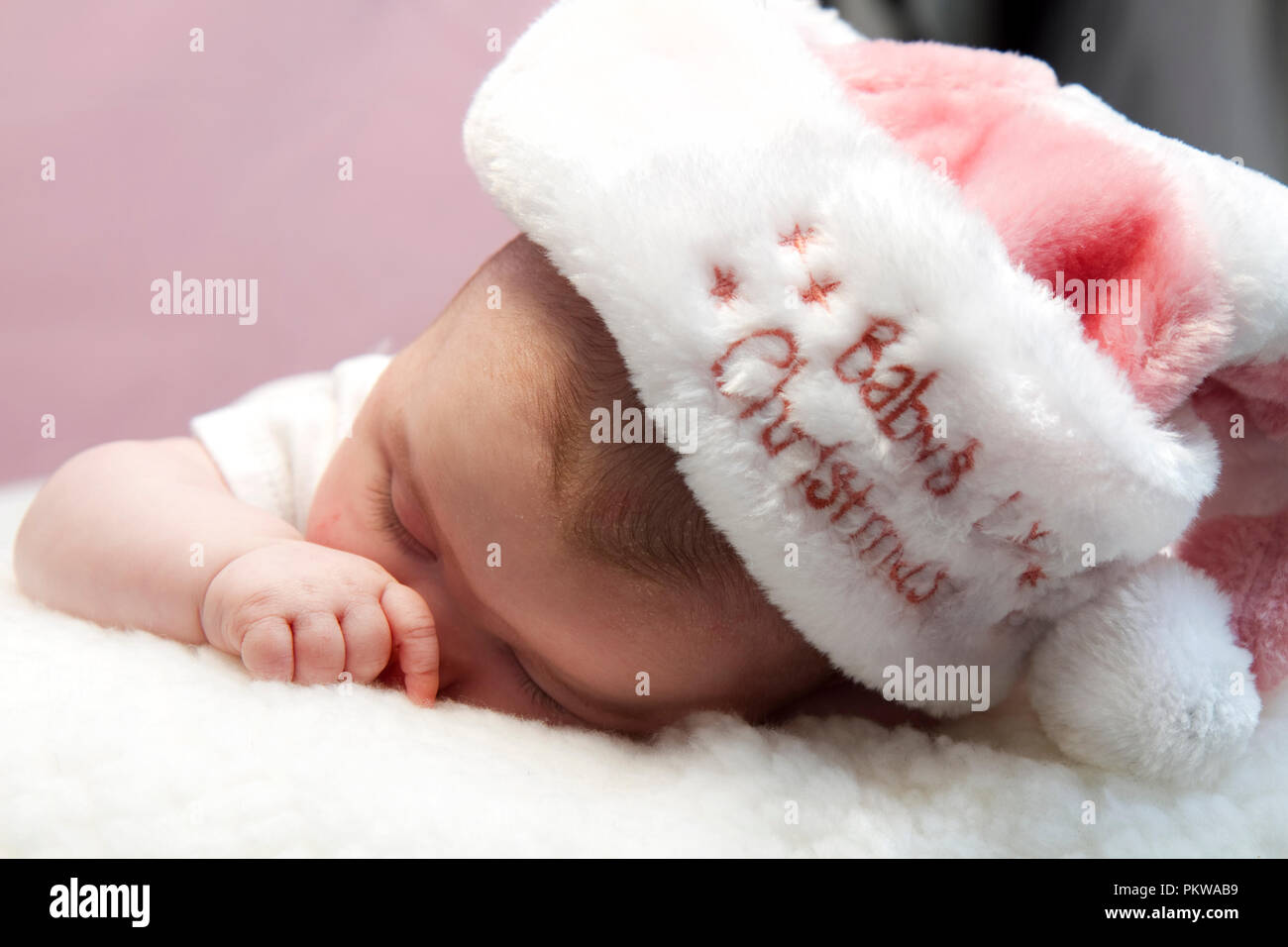 Baby Girl assortiment d'images y compris wearing santa hat, dormir, se laver à remous, pleurant, chef de bande de fleurs et d'ailes angéliques. Banque D'Images