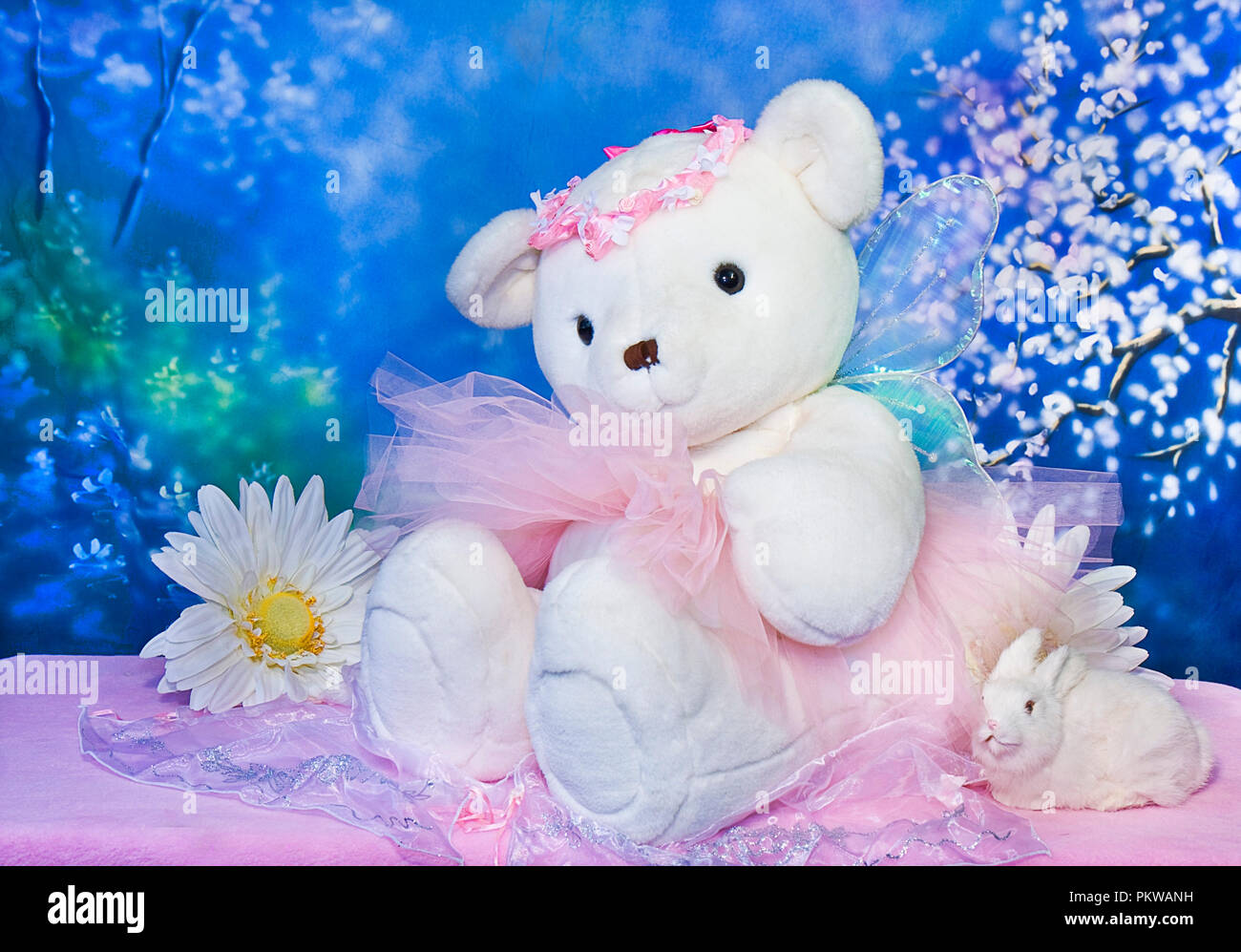Grand ours en peluche blanc portant tutu rose isolé sur fond bleu magique Banque D'Images