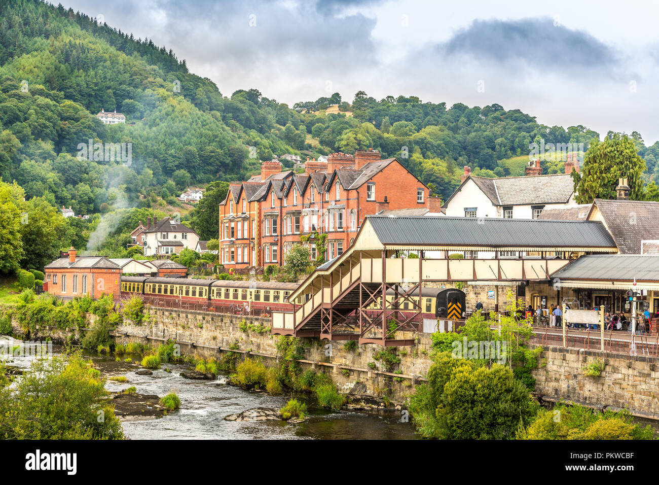 Llangollen est bien connue pour son chemin de fer à vapeur à travers les plus beaux paysages gallois. Banque D'Images