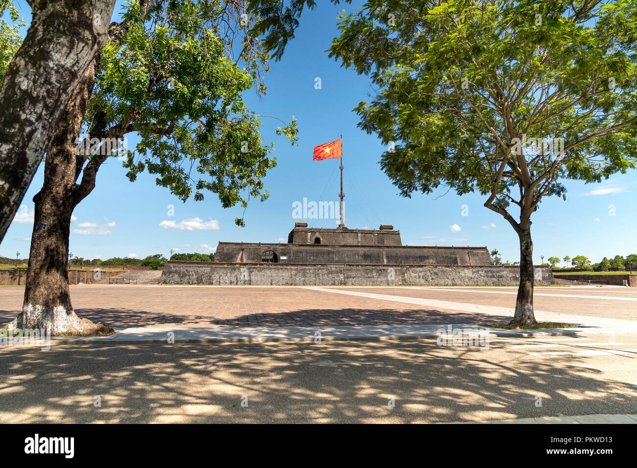 La tour du drapeau à l'intérieur de la Citadelle impériale sur fond de ciel bleu à Hue, Vietnam. Banque D'Images