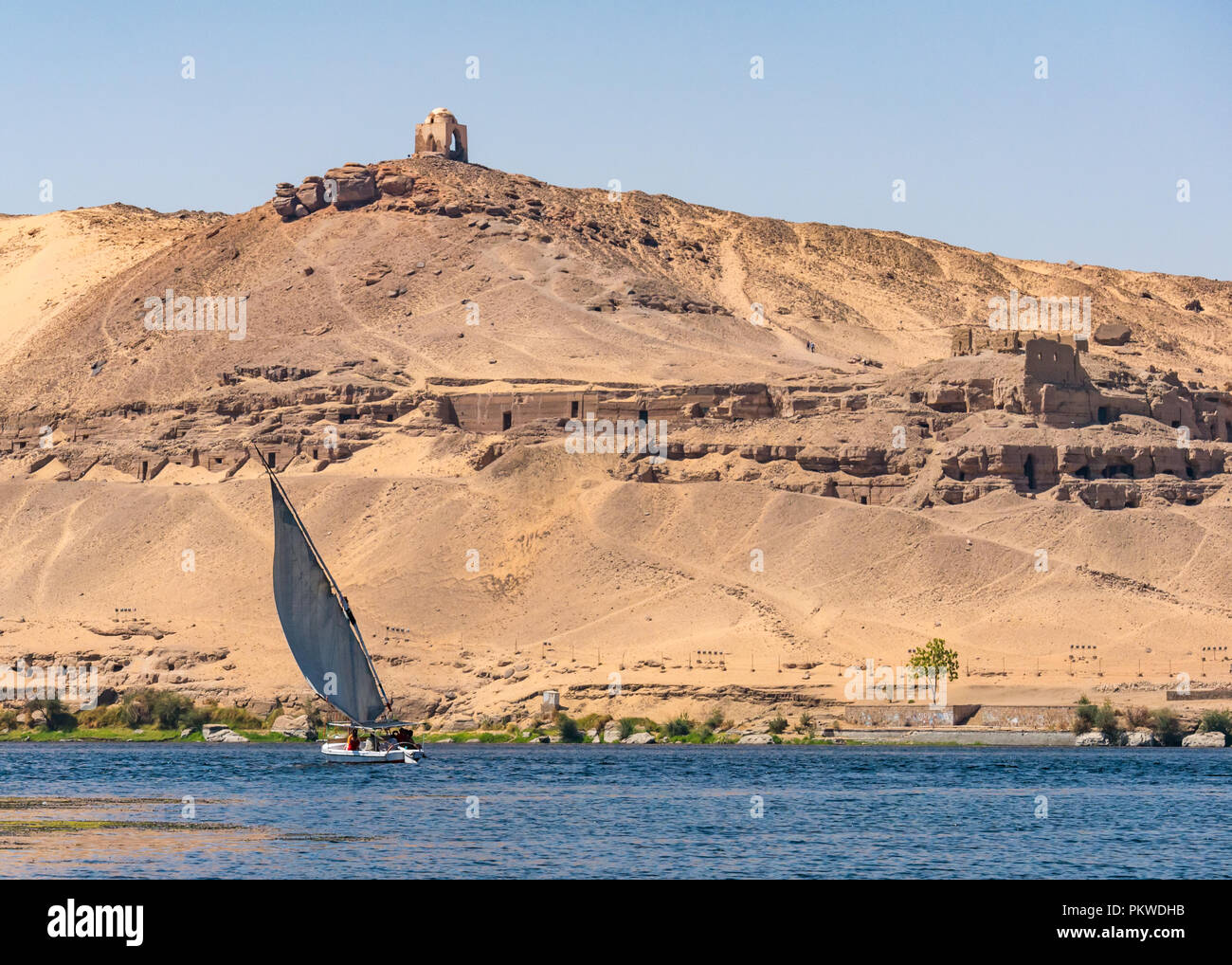 Qubbet el Hawa colline en forme de dôme et tombeau tombes anciennes en falaise du désert, en Cisjordanie, en 1900 avec bateau à voile sur le Nil, Assouan, Egypte, Afrique du Sud Banque D'Images