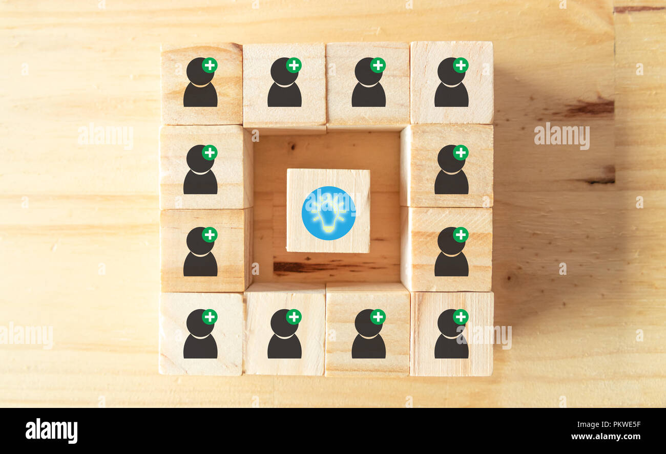 Concept de remue-méninges, le symbole de la pensée positive les gens essaient de faire un brainstorm pour partager, analyser, suivre les données, de discussion pour rendre le résultat le meilleur Banque D'Images