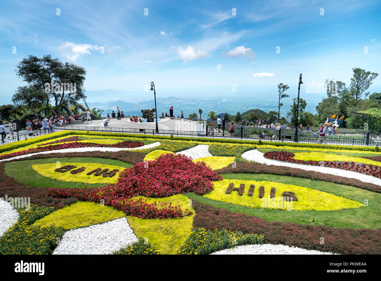 Les touristes visiter le magnifique jardin fleuri de Ba Na Hill. Ba Na Hill Mountain Resort est une destination favorite de nombreux touristes Banque D'Images