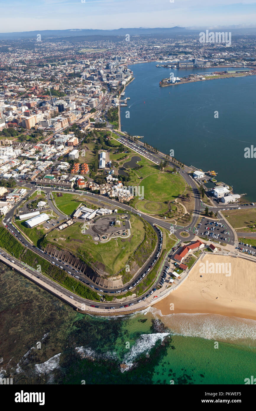 Vue aérienne de Fort Scratchley et plage de Nobbys - Newcastle en Australie. Fort Scratchley était une importante base militaire de la DEUXIÈME GUERRE MONDIALE La protection de l'industrial Banque D'Images