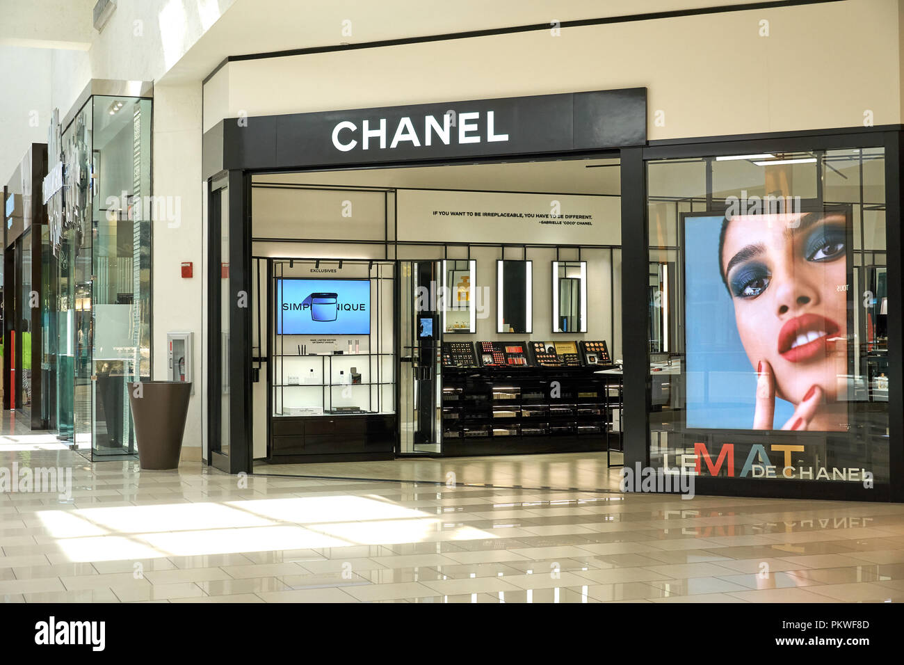 Chanel outlet Banque de photographies et d'images à haute résolution - Alamy