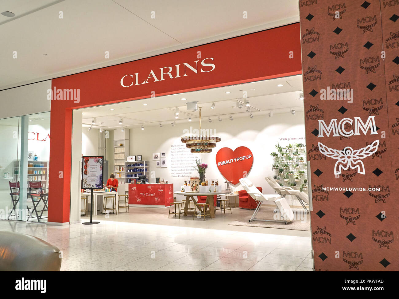 AVENTURA, USA - Le 23 août 2018 : Clarins célèbre boutique dans le centre commercial Aventura Mall. Clarins, est un luxe français la peau, des cosmétiques et parfums, de l'entreprise Banque D'Images