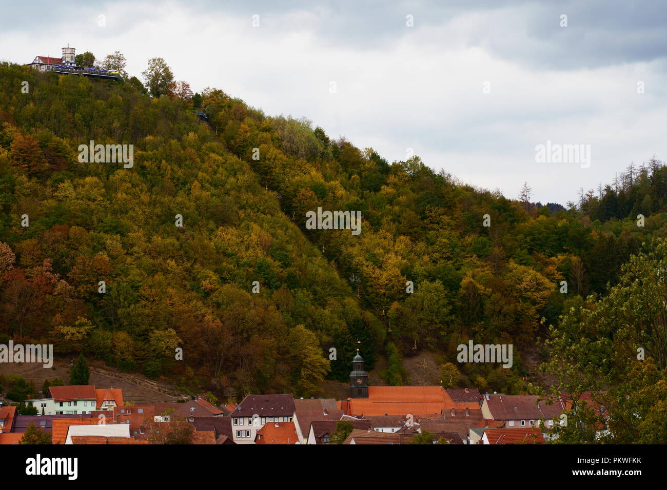 Ville pittoresque de Bad Lauterberg dans les montagnes du Harz, Basse-Saxe, Allemagne. Un télésiège mène à un Lookout Mountain. Banque D'Images