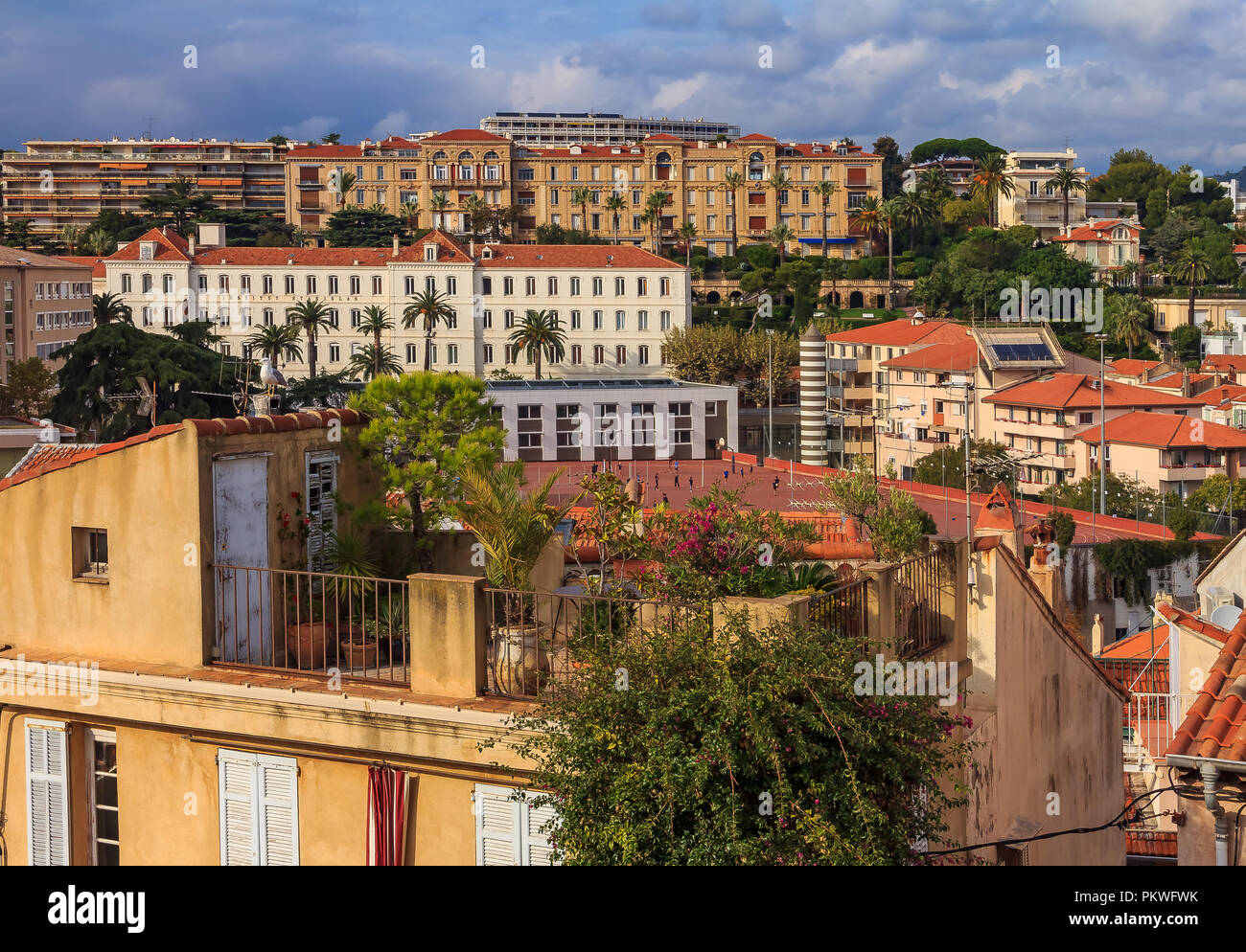 Vue du Suquet, la vieille ville avec ses vieux bâtiments et toits rouges à Cannes, France Banque D'Images