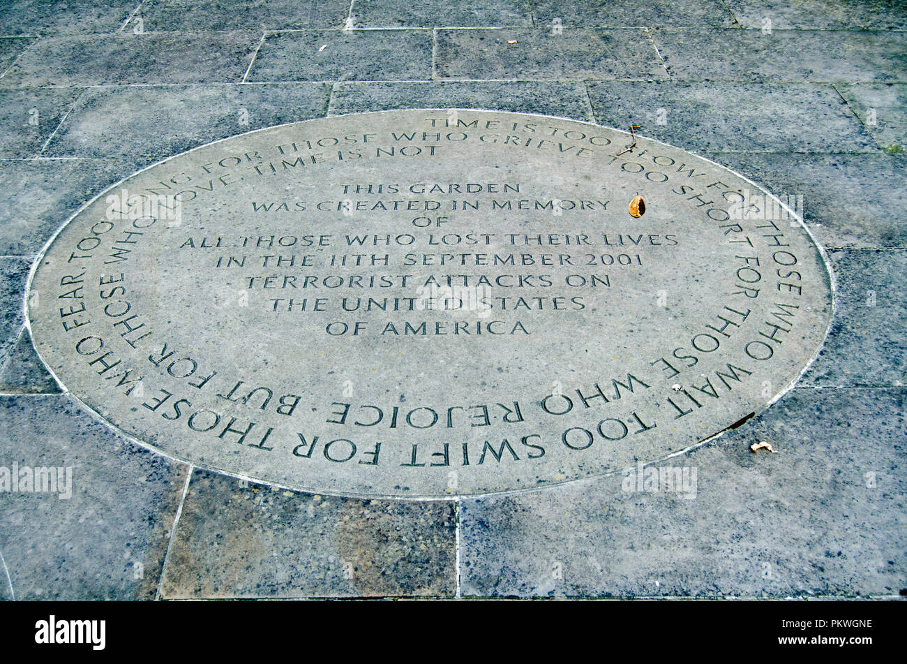Londres, Royaume-Uni - 25 juillet 2017 : plaque commémorative pour les personnes tuées dans les attaques du 11 septembre. Grovesnor Square, Mayfair, Londres. Banque D'Images