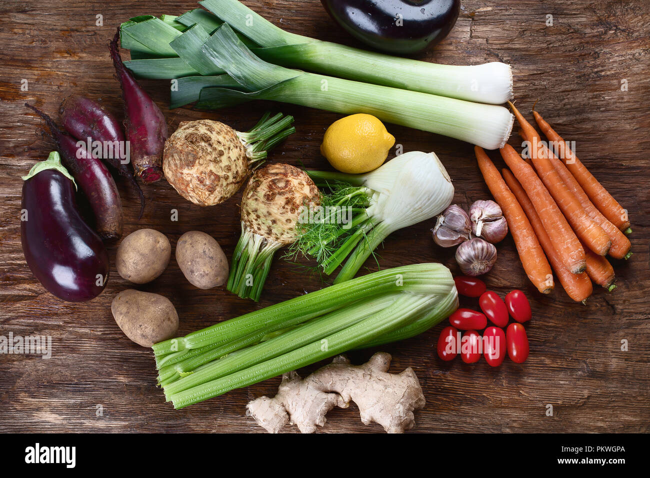 Assortiment de légumes frais locaux. Vue d'en haut. L'alimentation saine. Banque D'Images