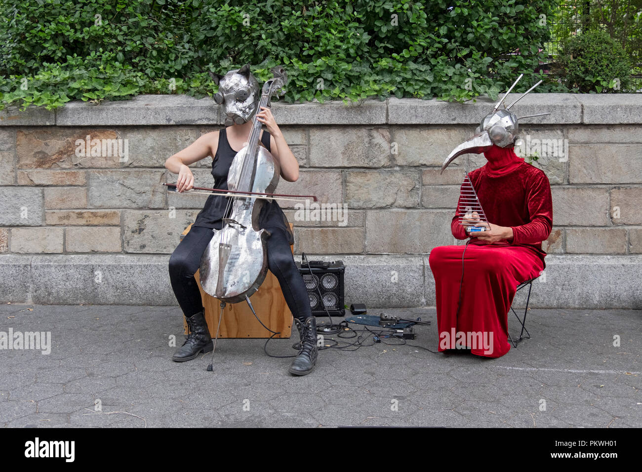 Ferroelectrico ensamble de Marte, un duo musical et l'art de la performance de l'Argentine, jouant à Union Square Park à Manhattan, New York. Banque D'Images