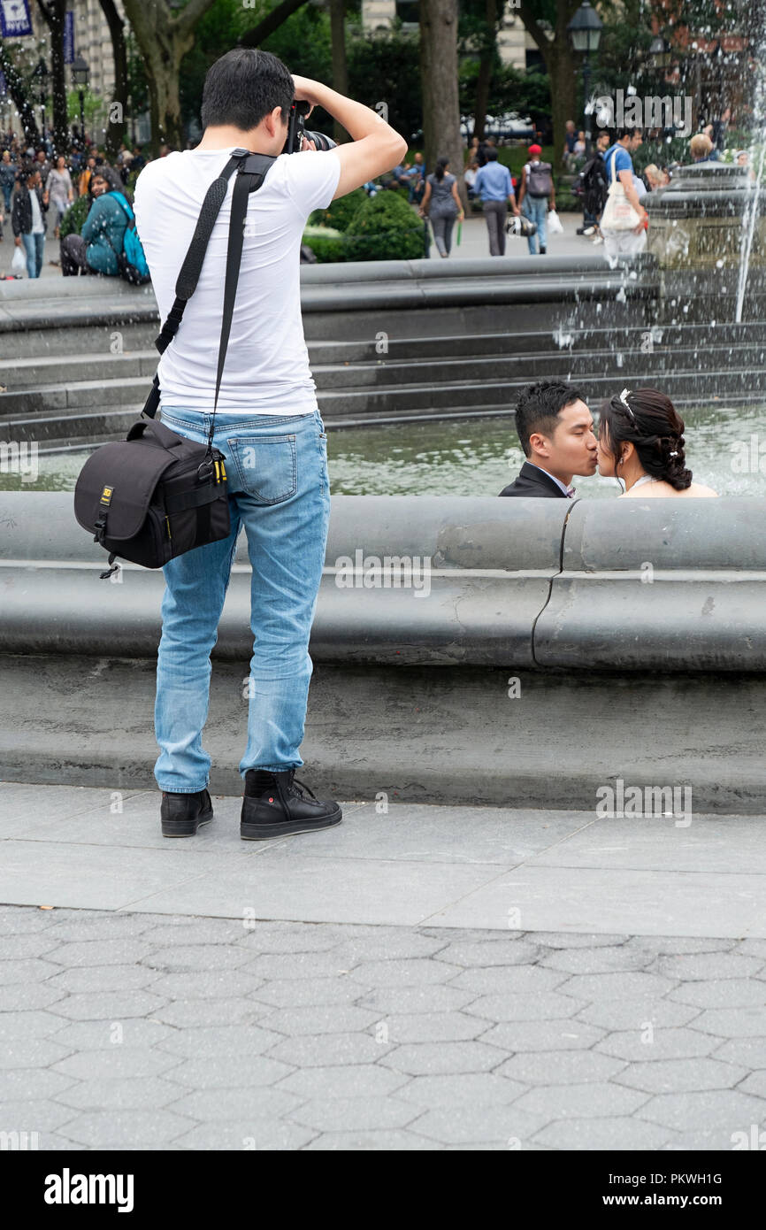 Une photographe américaine d'origine asiatique, photographier une jolie couple chinois avant leur mariage. Dans la région de Washington Square Park à Greenwich Villge, NYC. Banque D'Images