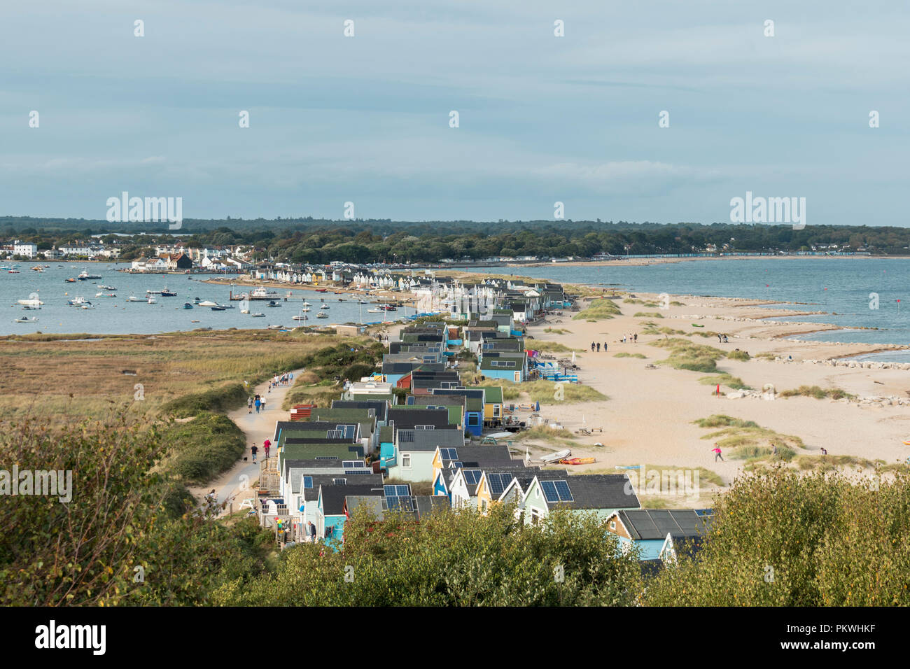 Les cabines colorées à Mudeford banc près de Christchurch dans le Dorset. Banque D'Images