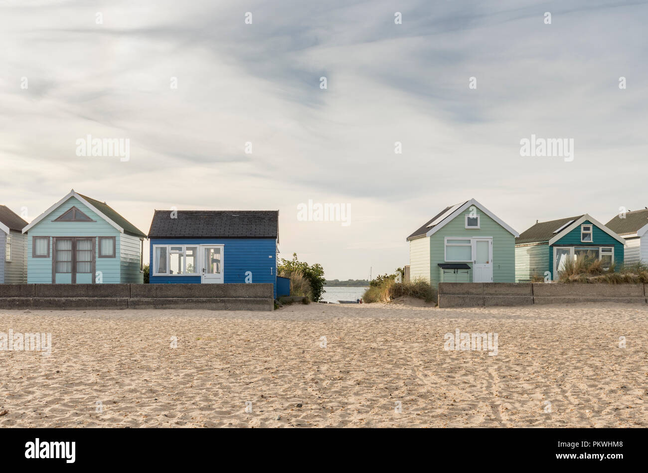 Les cabines colorées à Mudeford banc près de Christchurch dans le Dorset. Banque D'Images