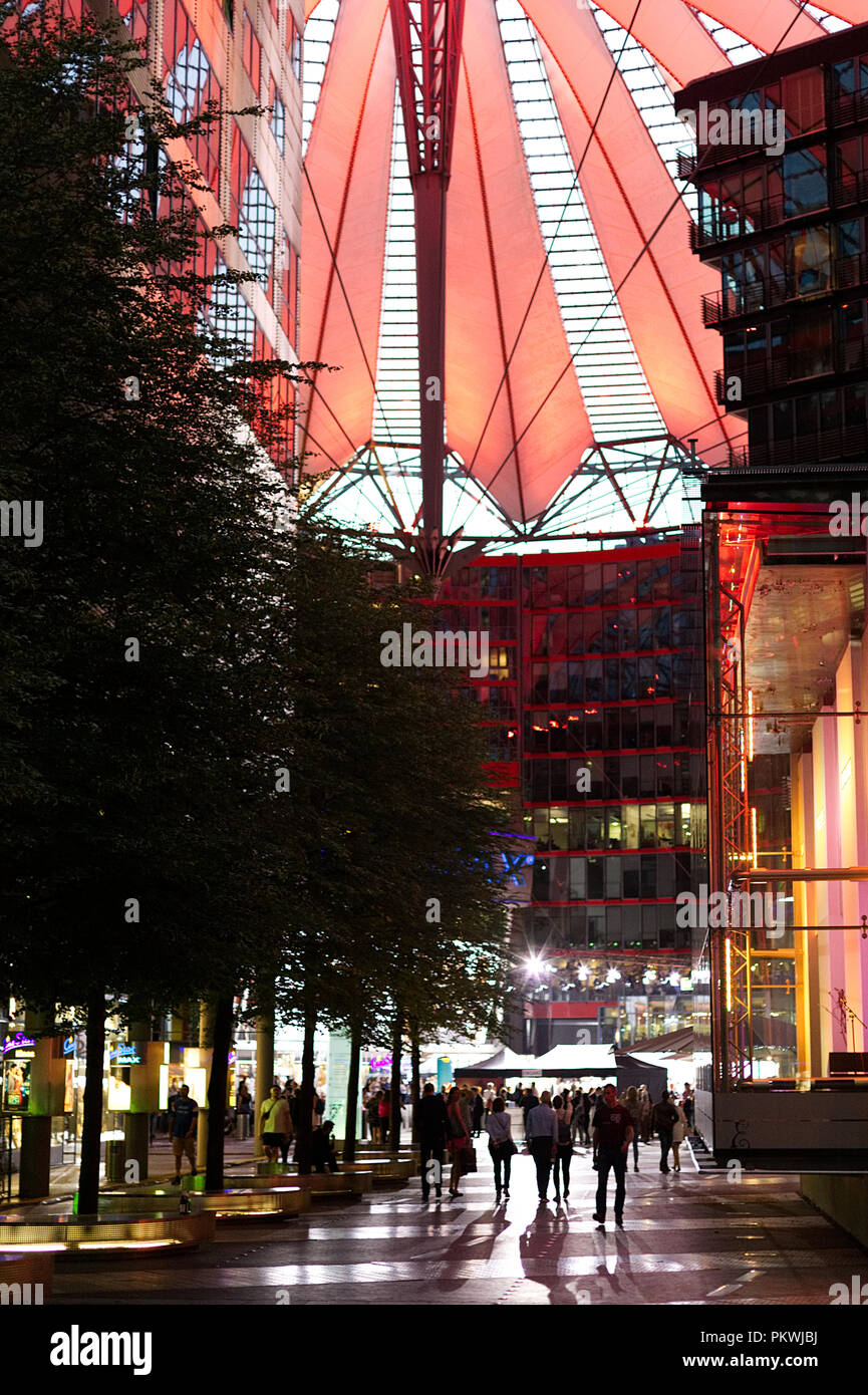 Lors de la Nocturne de la plaza elliptiques Sony Center, Berlin Allemagne Banque D'Images