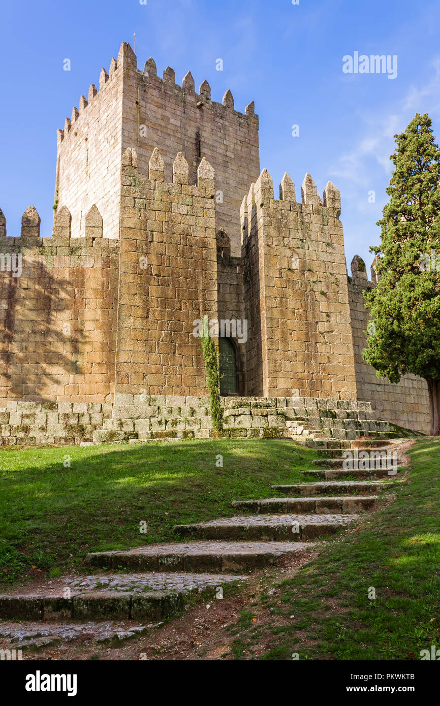 Castelo de Guimaraes Castle. Château Le plus célèbre au Portugal. Lieu de naissance du premier roi portugais et la nation portugaise. Guimaraes, Portugal. Banque D'Images