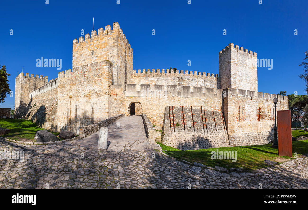 Lisbonne, Portugal - Février 01, 2017 : Castelo de Sao Jorge aka Château Saint George. Entrée de la Castelejo aka garder avec les douves, tours de guet, bat Banque D'Images