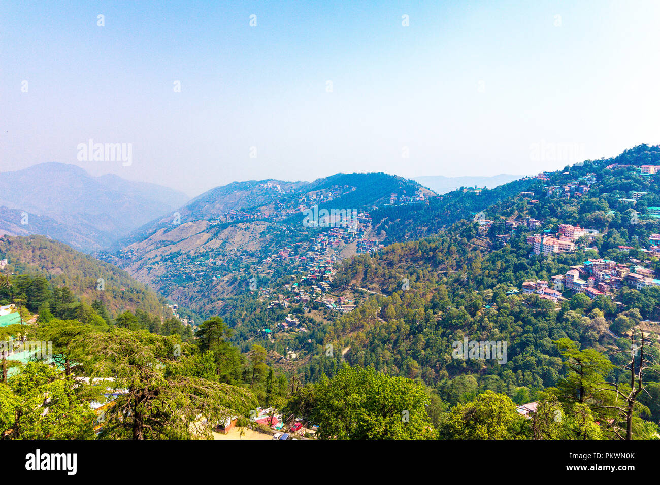 Shimla est la capitale de l'État indien du nord de l'Himachal Pradesh, dans les contreforts de l'Himalaya. Il est également connu pour les ateliers d'artisanat cette ligne Banque D'Images