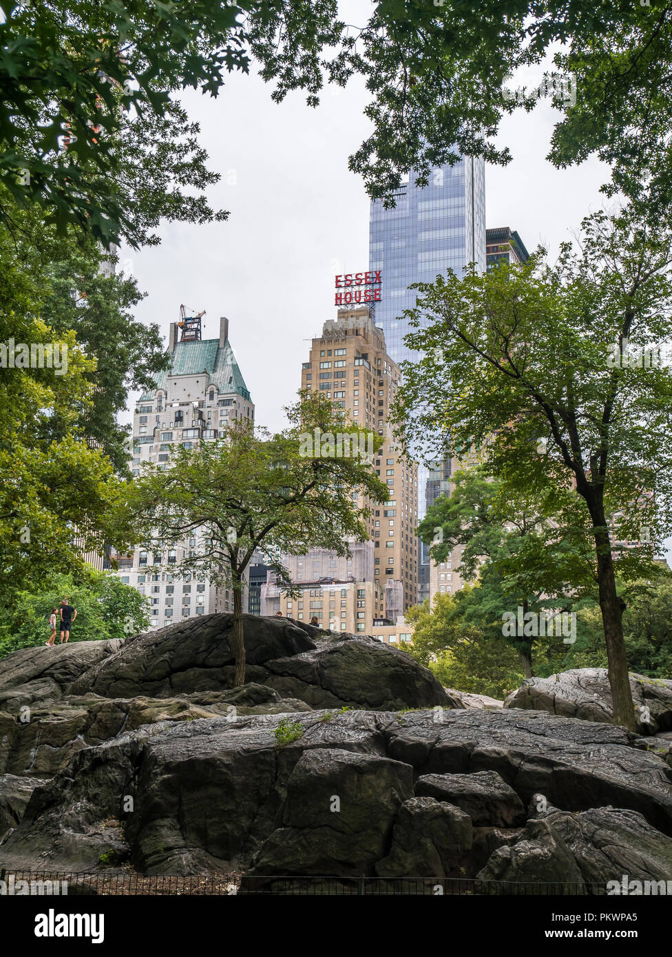 La ville de New York, USA - 8 septembre 2018 : l'Essex House skyscraper vu depuis le Central Park Banque D'Images