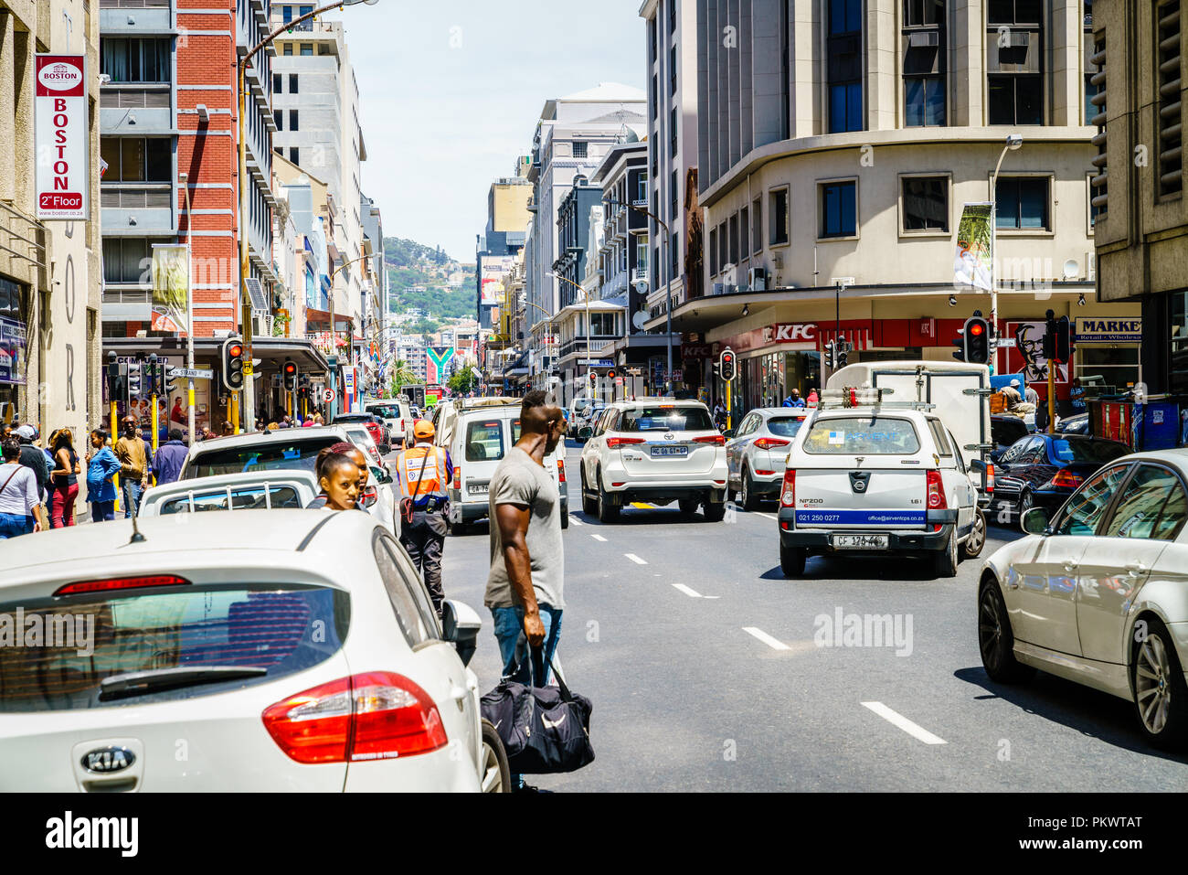 Cape Town, Afrique du Sud, le 9 février 2018 : rue animée avec le trafic au centre-ville de Cape Town, Afrique du Sud Banque D'Images