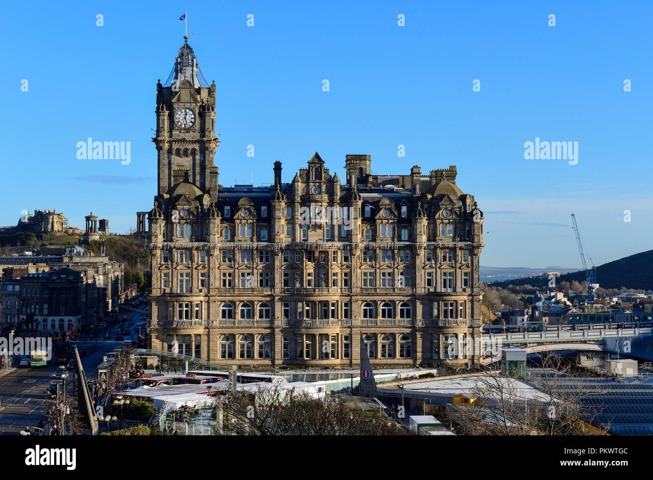 Vue aérienne de l'Hôtel Balmoral de la Scott Monument situé sur Princes Street Gardens, Édimbourg, Écosse Banque D'Images