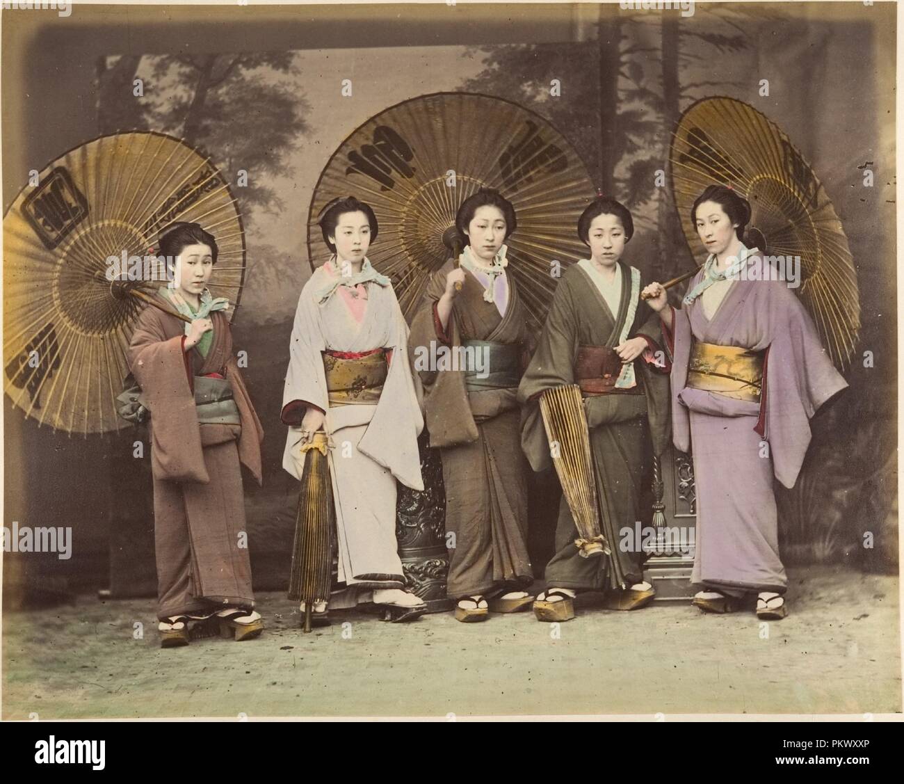 [Cinq femmes japonaises en costume traditionnel avec des parasols]. Artiste : Inconnu. Dimensions : 24,9 x 20 cm (9 13/16 x 7 7/8 in.). Date : 1870. Musée : Metropolitan Museum of Art, New York, USA. Banque D'Images