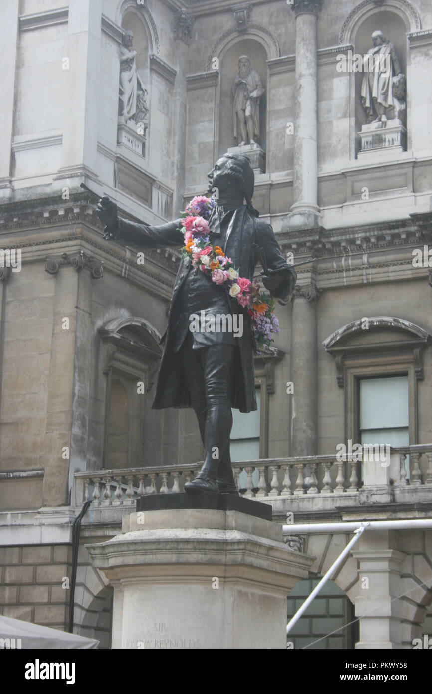 La photographie a été prise d'une statue de Sir Joshua Reynolds à la cour de la Royal Academy of Arts, Londres, Royaume-Uni, en juillet 2016. Banque D'Images