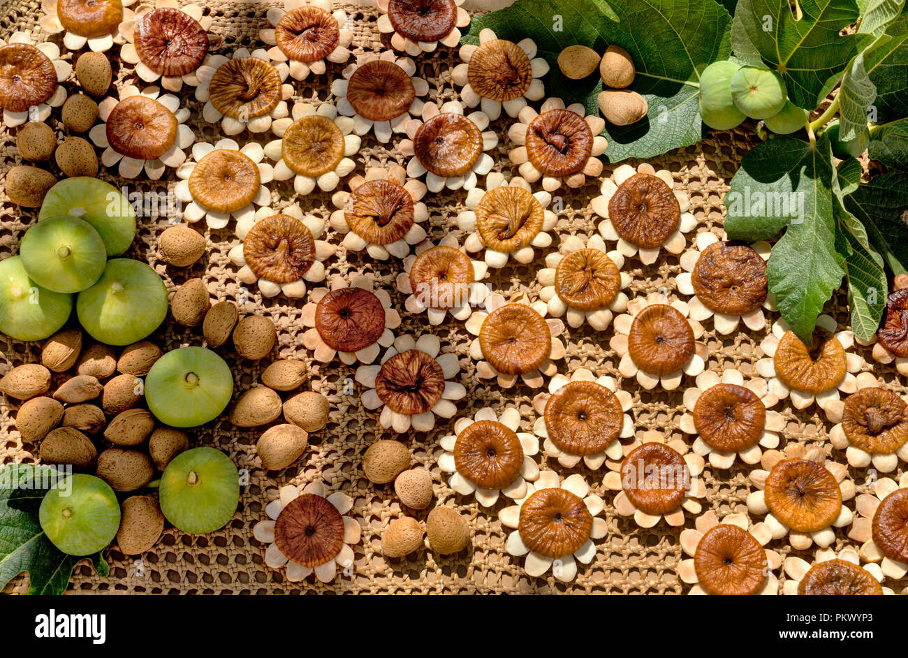Fig étoiles, une délicatesse Algarve faite avec les figues séchées et amandes, figues fraîches et Banque D'Images