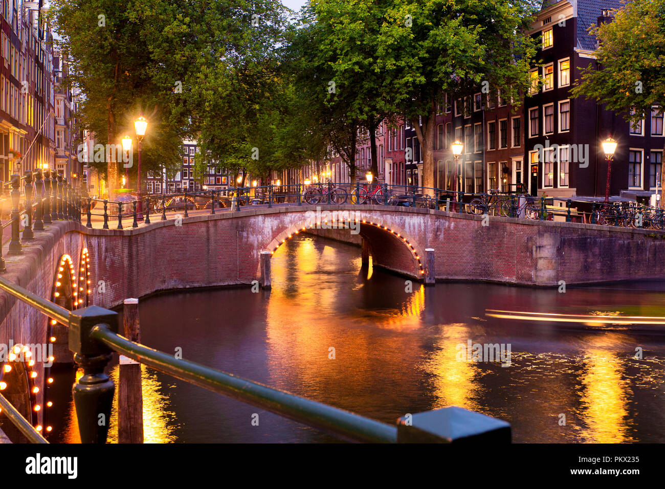 Belle scène de nuit de la ville d'Amsterdam aux Pays-Bas avec des canaux et des lumières Banque D'Images