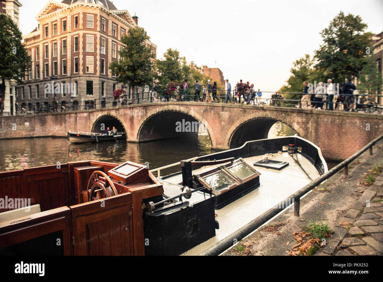 Amsterdam Vue sur canal et le pont de bateau en bois vintage Banque D'Images