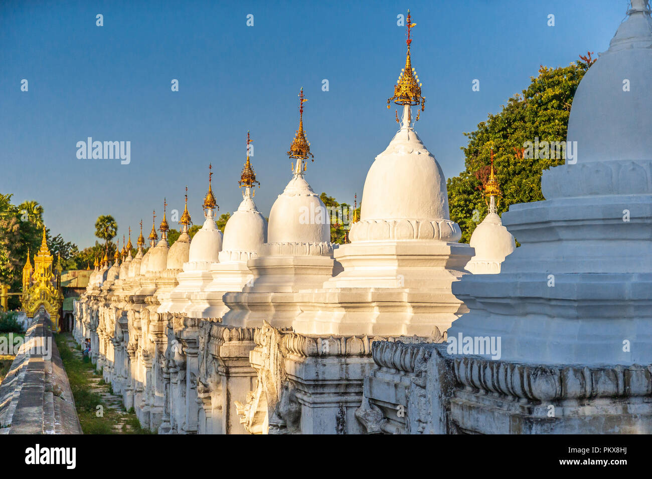 La pagode Kuthodaw à Mandalay, Birmanie Myanmar Banque D'Images