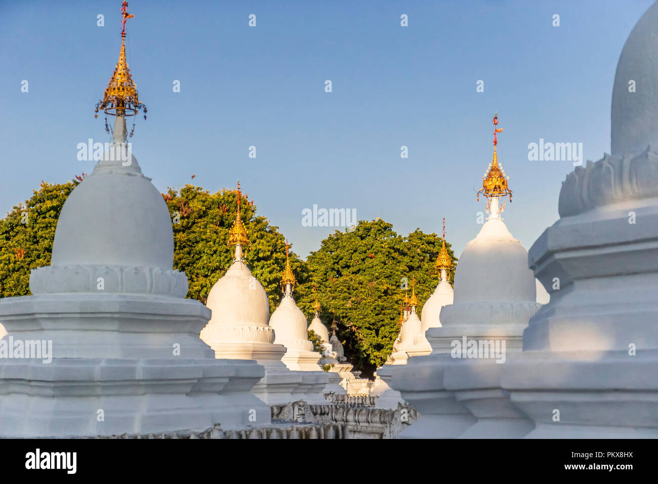 La pagode Kuthodaw à Mandalay, Birmanie Myanmar Banque D'Images