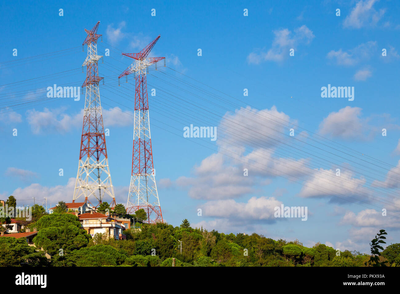 Ligne de transmission de l'énergie vue avec copie espace salon. Image libre. La transmission de l'énergie électrique est le transport en grandes quantités d'énergie électrique. Banque D'Images