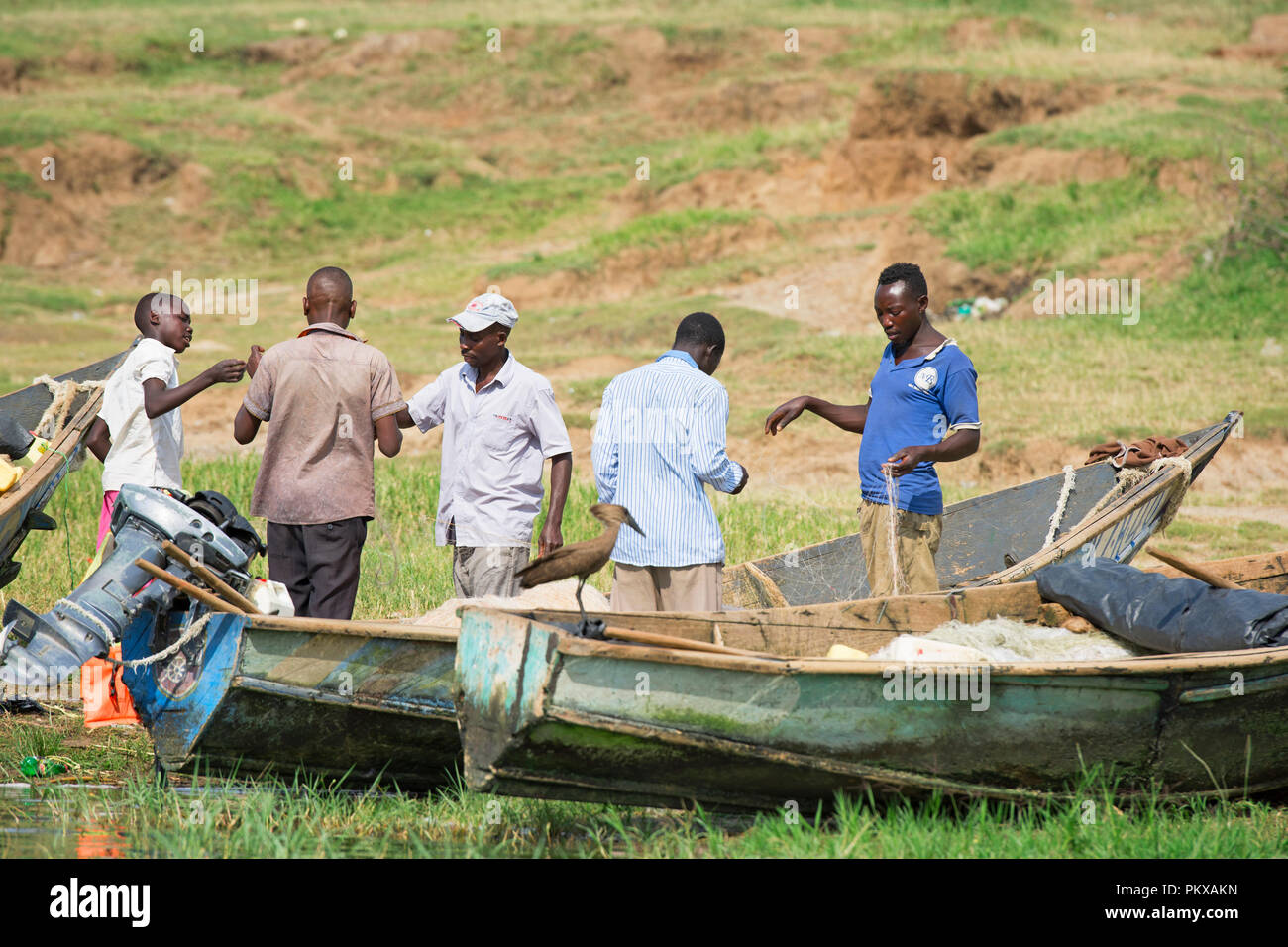 L'inspection, les pêcheurs travaillent avec leurs filets, village de pêcheurs sur le canal Kazinga, Parc national Queen Elizabeth, en Ouganda Banque D'Images