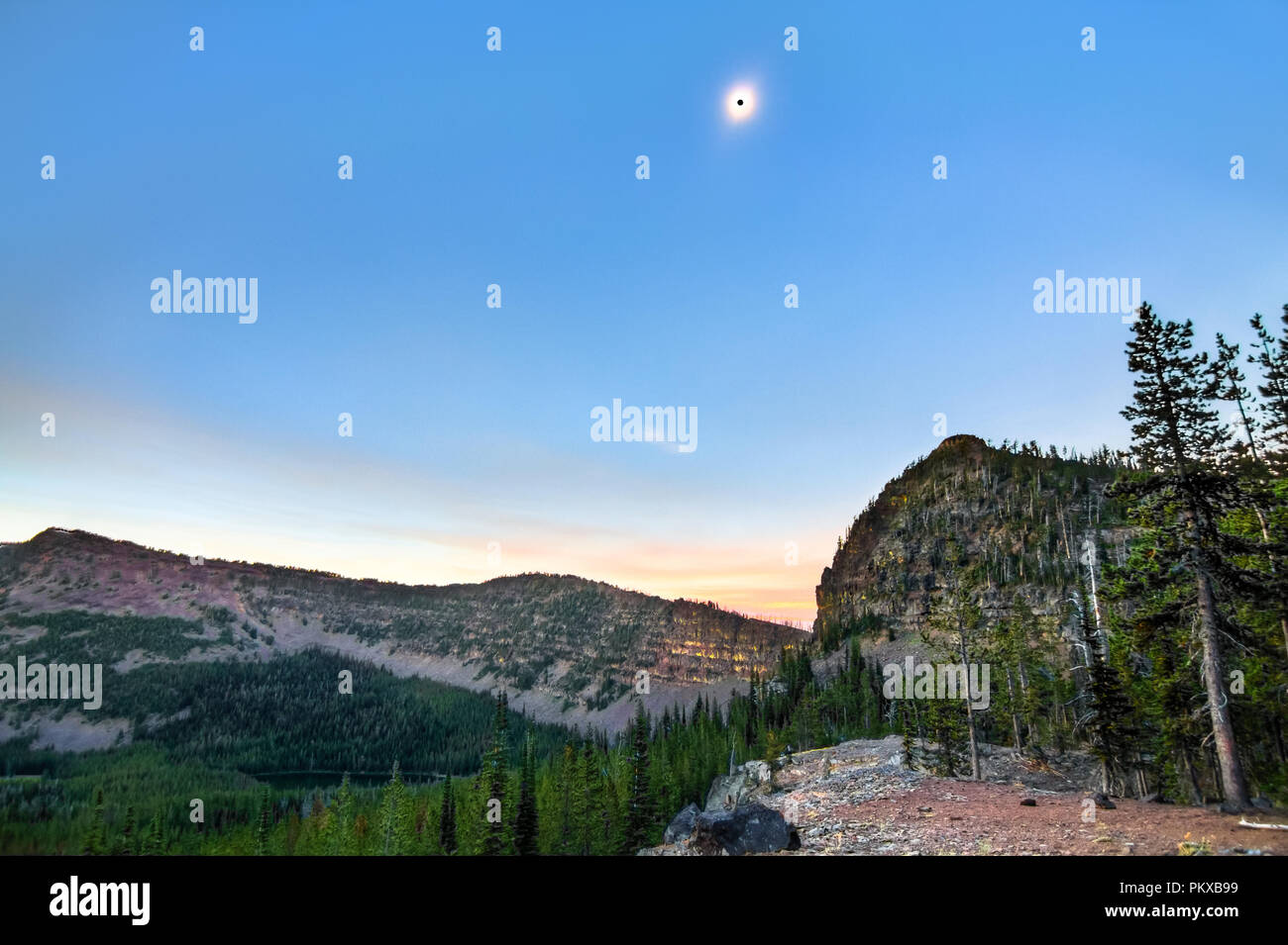 Le soleil se transforme en un point noir au cours d'une éclipse solaire totale sur 8-21-17 dans la nature sauvage des montagnes de fraises, de l'Oregon. Banque D'Images