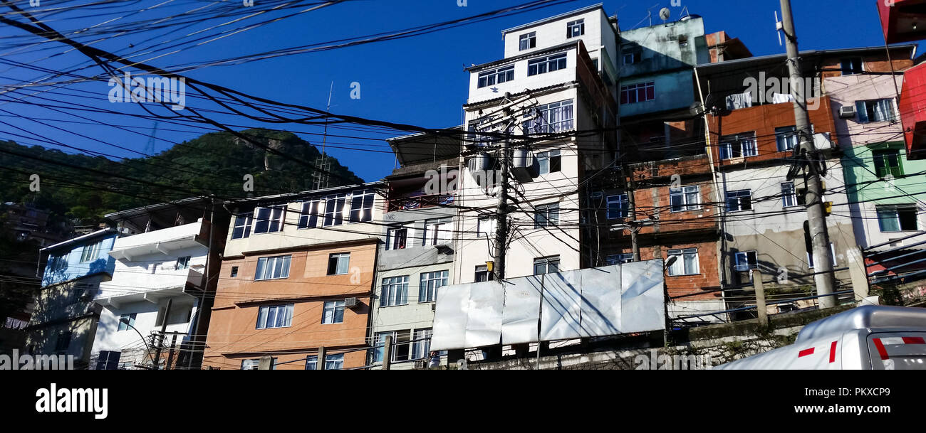 Rocinha communauté, beaucoup de personnes, beaucoup de maisons, boutiques. Rio de Janeiro ville. Le Brésil en Amérique du Sud. Banque D'Images