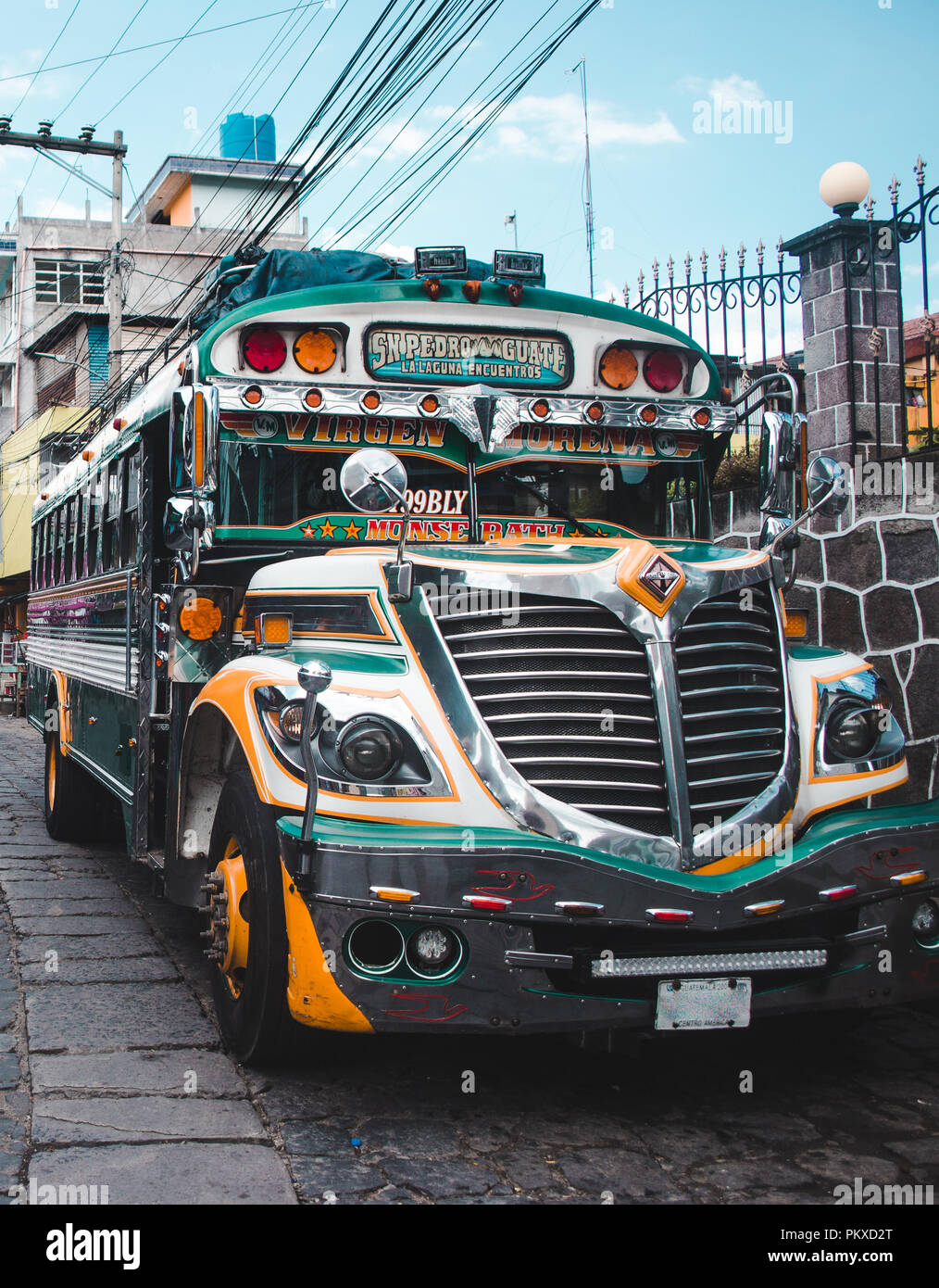 Un bus public - également connu sous le nom de 'chicken' - stationné à San Pedro Guatemala. Un exemple d'un repeint et réaffecté American school bus Banque D'Images