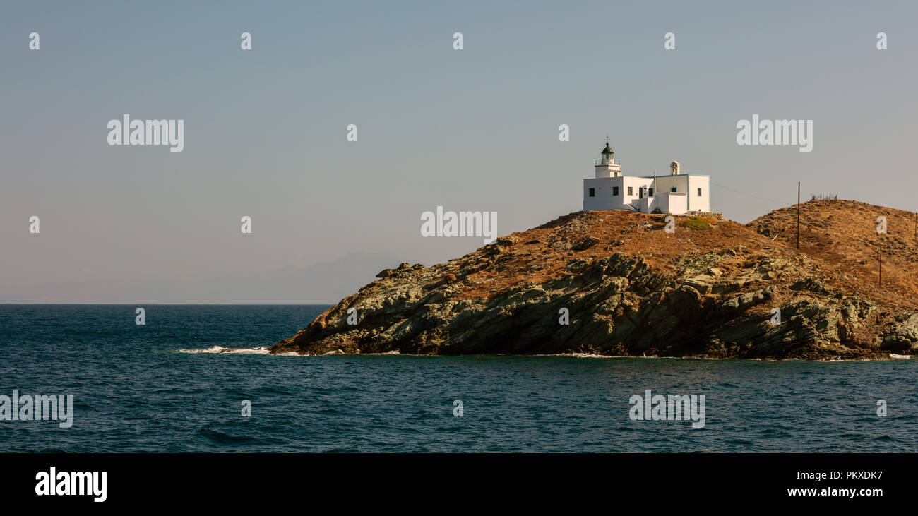 Phare et l'église Agios Nikolaos sur rocheux. Kea Tzia,l'île ensoleillée, la Grèce. Fond de Ciel bleu, la bannière. Banque D'Images