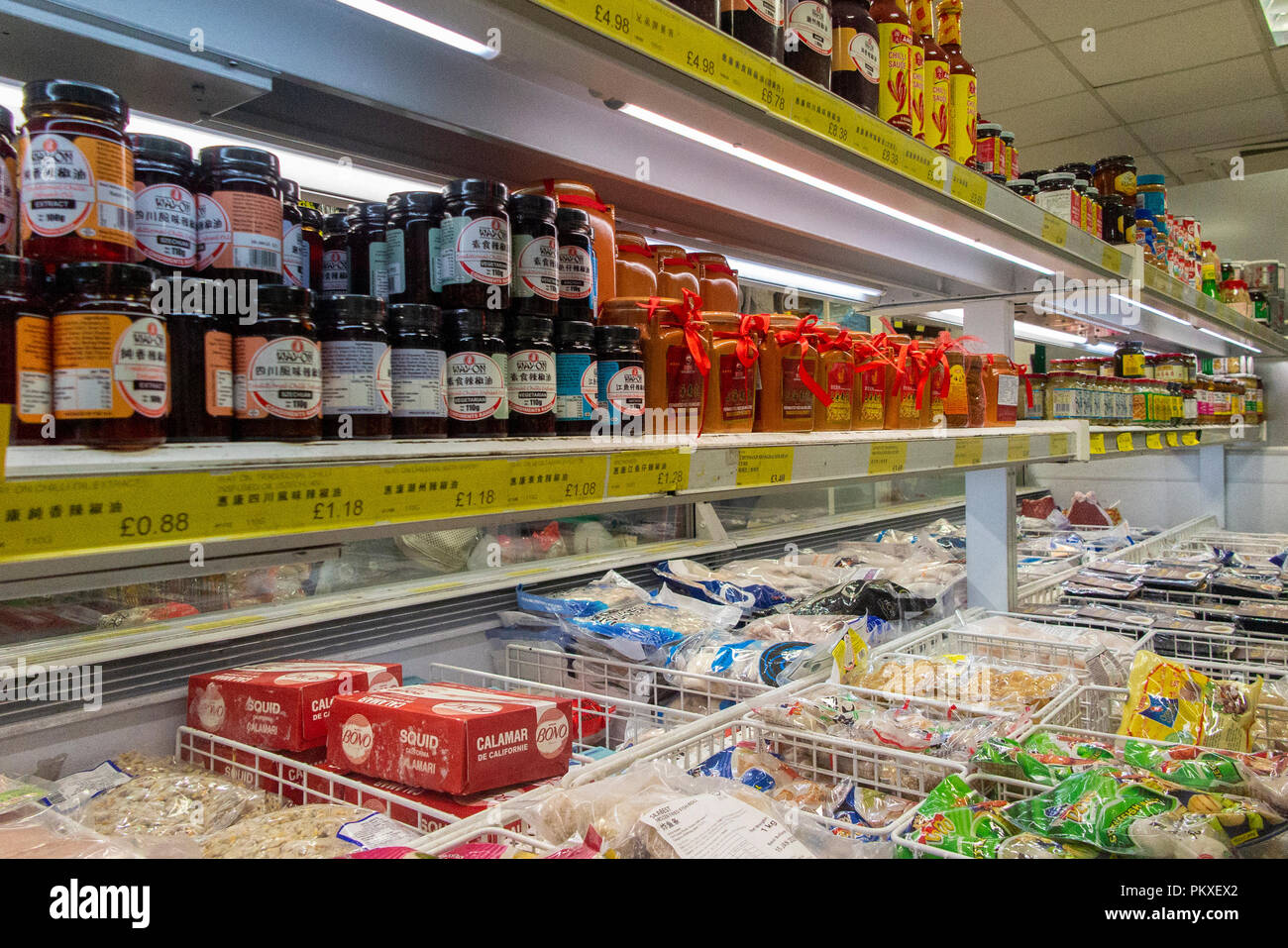 Shopping dans un supermarché dans le quartier chinois Banque D'Images