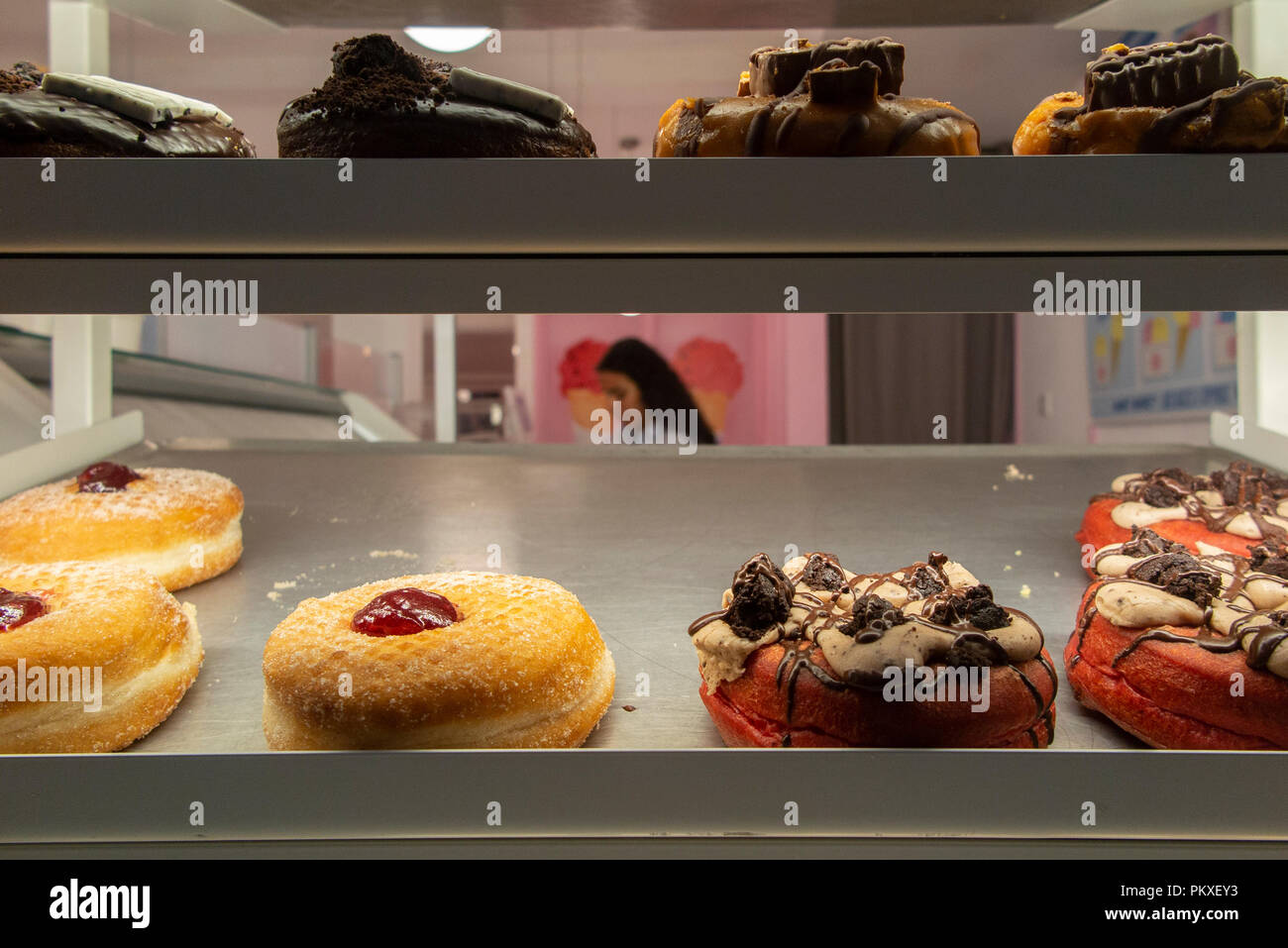 Les beignets et gâteaux à la crème dans une vitrine Banque D'Images