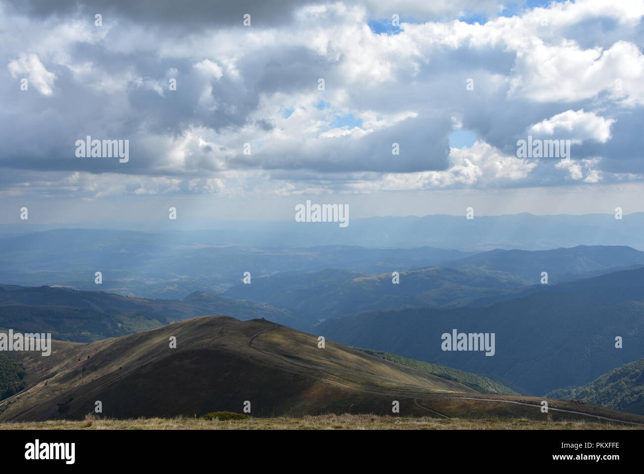Une vue de paysage bulgare depuis le sommet de la Ruen peak. Banque D'Images